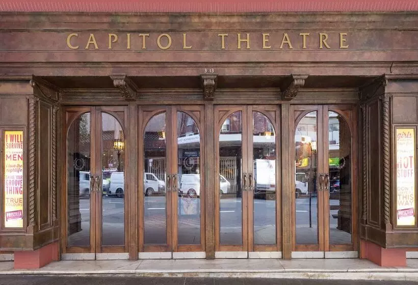 Oaks Sydney Castlereagh Suites