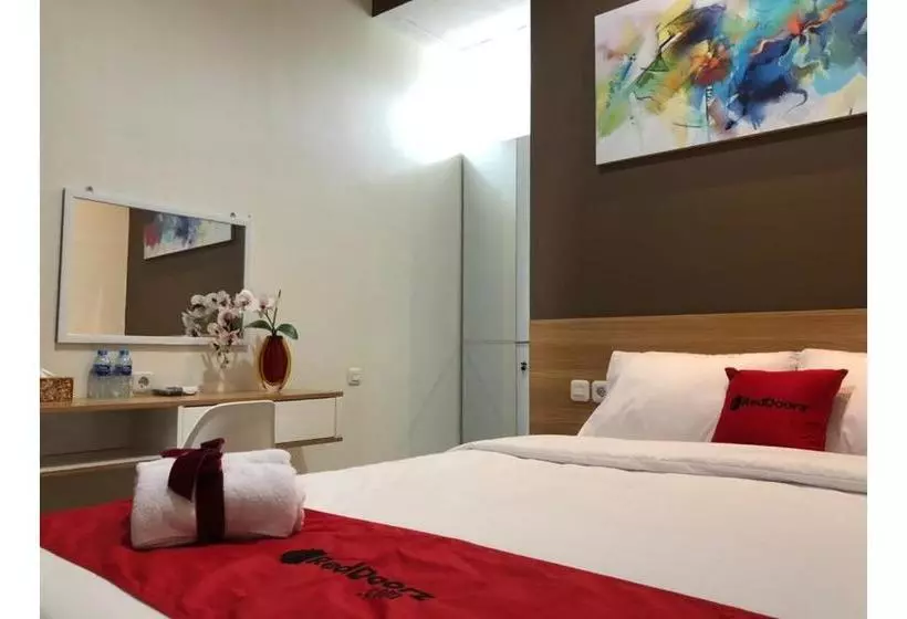 Hotelli Reddoorz Plus @ Dukuh Kupang