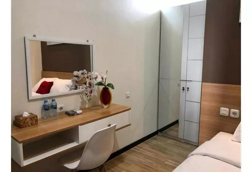 Hotelli Reddoorz Plus @ Dukuh Kupang