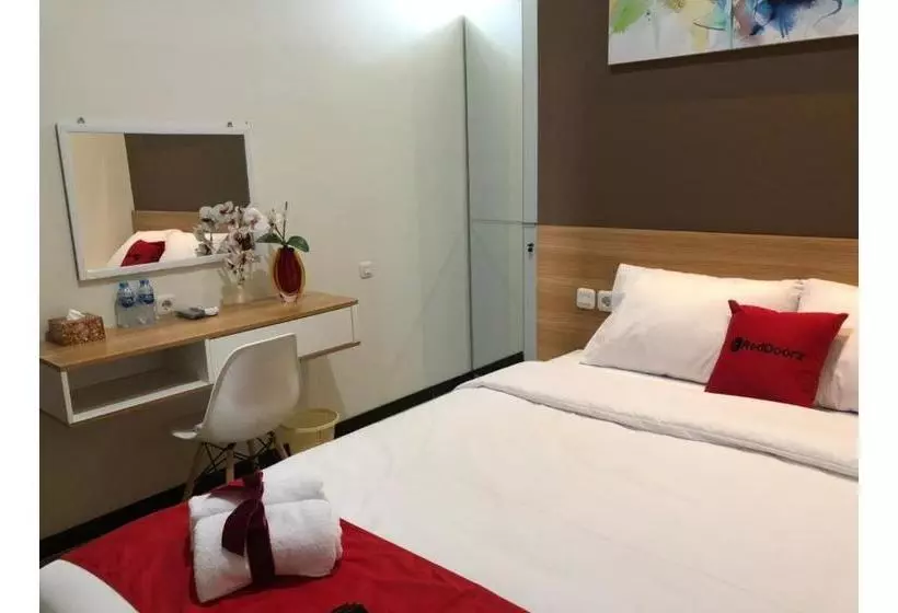 Hotelli Reddoorz Plus @ Dukuh Kupang