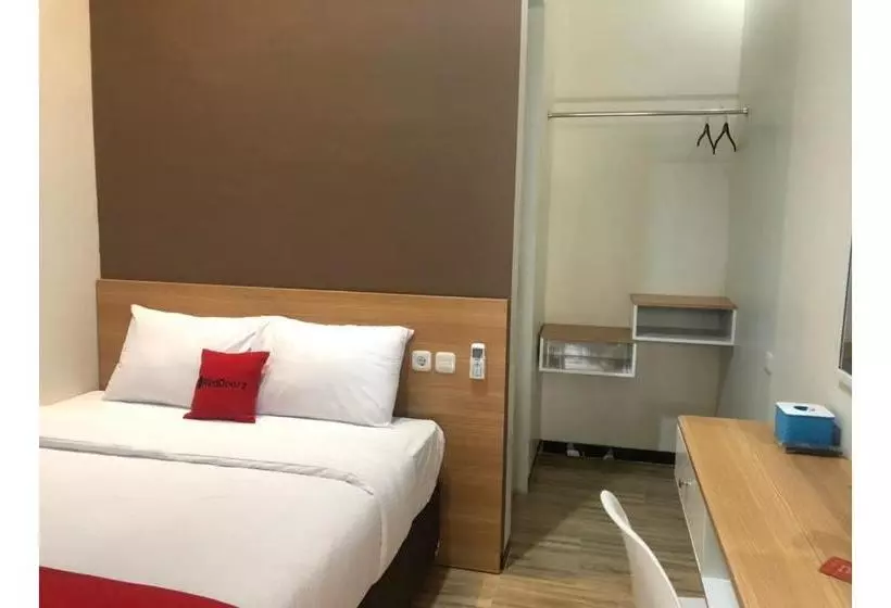 Hotelli Reddoorz Plus @ Dukuh Kupang