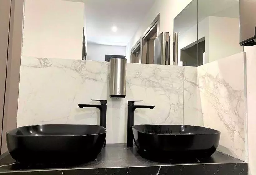 هاستل Urban Habitat Capsule Beds