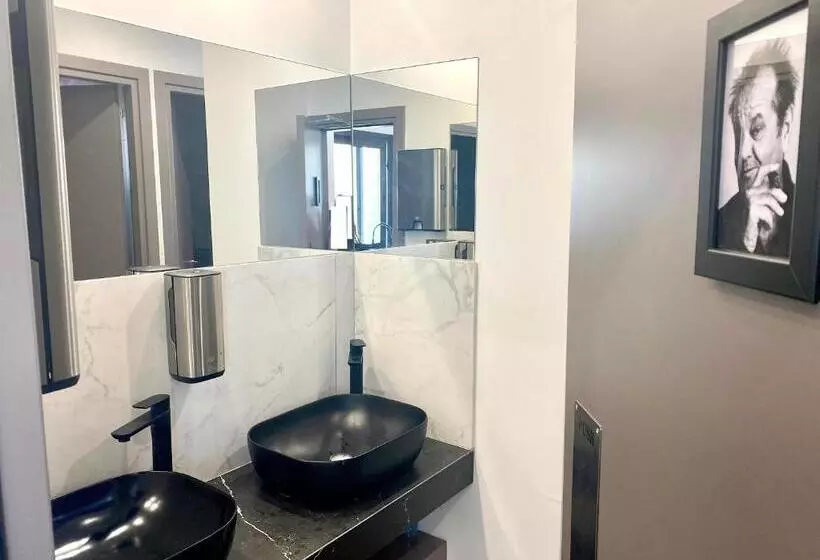 هاستل Urban Habitat Capsule Beds