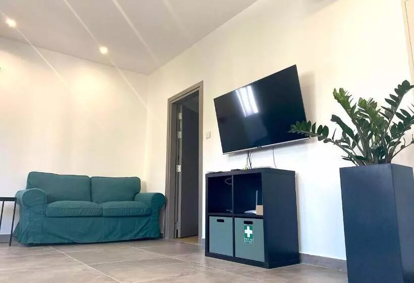 هاستل Urban Habitat Capsule Beds