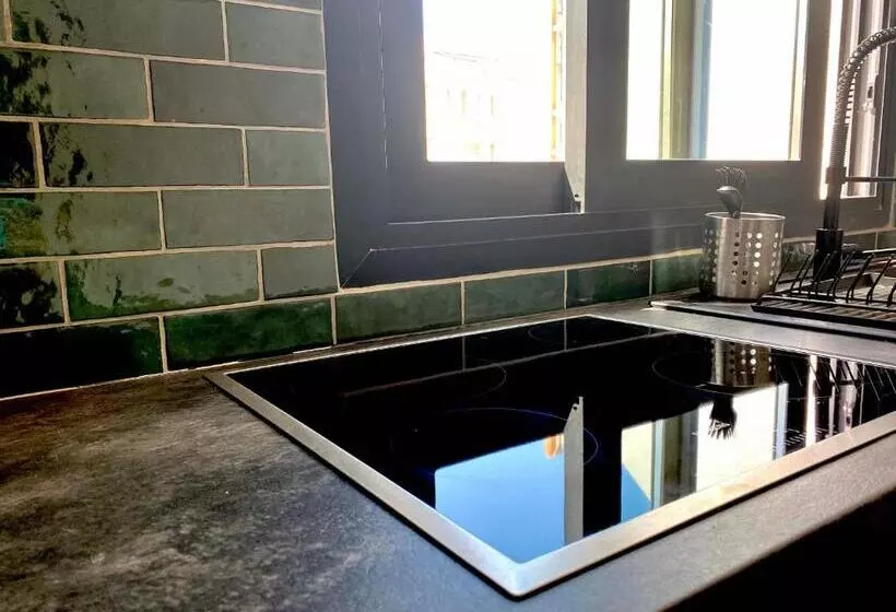 هاستل Urban Habitat Capsule Beds