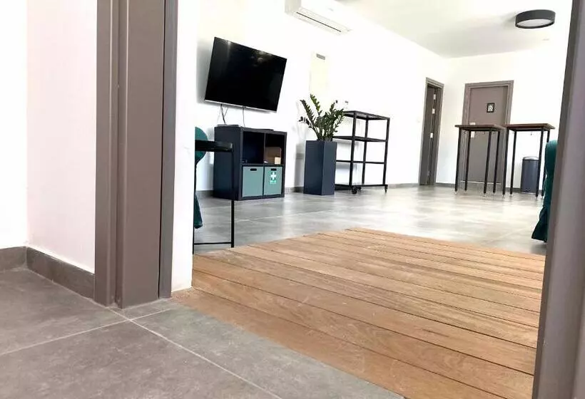 هاستل Urban Habitat Capsule Beds