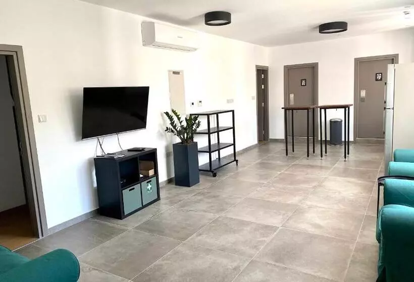 هاستل Urban Habitat Capsule Beds