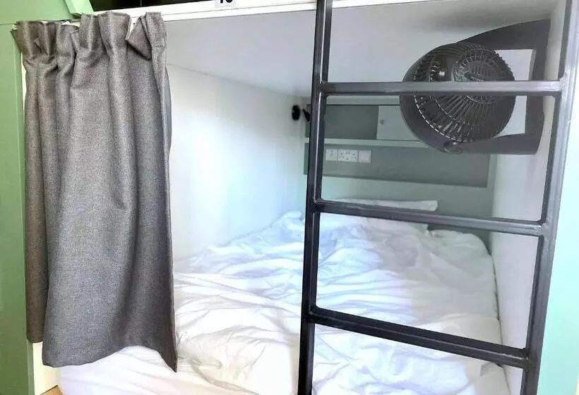 هاستل Urban Habitat Capsule Beds