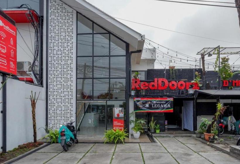 בית מלון כפרי Reddoorz @ Demangan Sari Residence