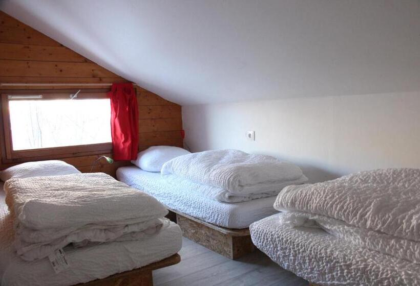 Общежитие Auberge De Jeunesse Hi La Clusaz