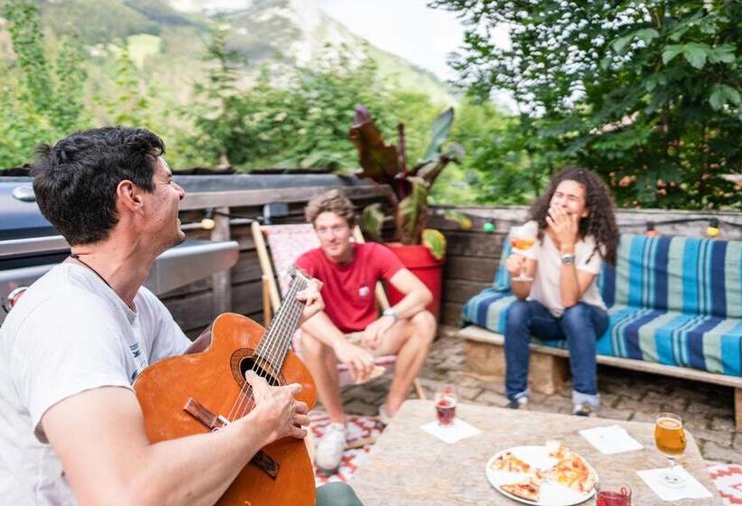 Общежитие Auberge De Jeunesse Hi La Clusaz