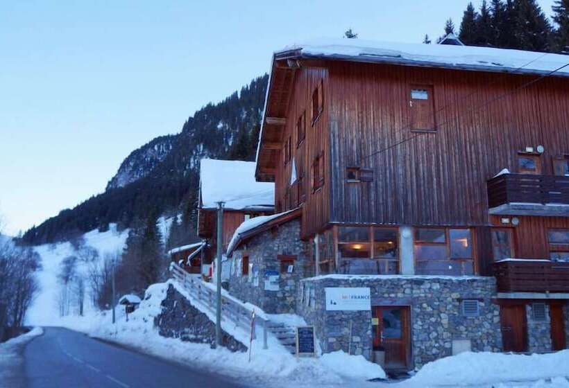 Общежитие Auberge De Jeunesse Hi La Clusaz