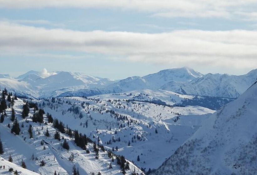 Общежитие Auberge De Jeunesse Hi La Clusaz