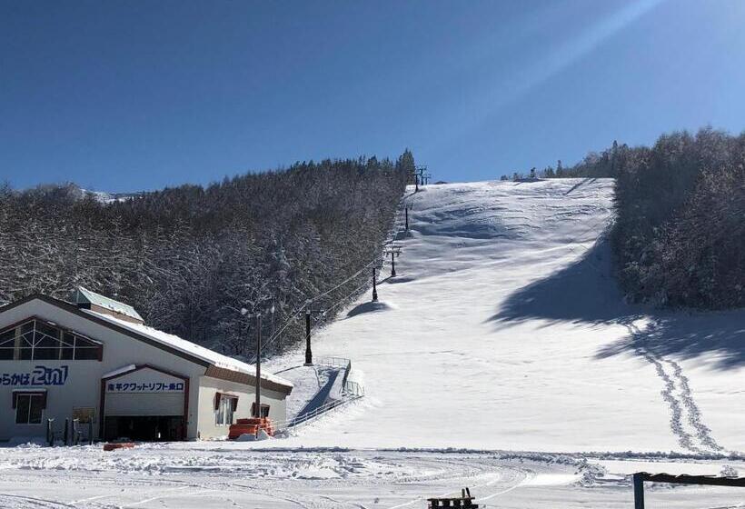 مبيت وإفطار 白樺湖ペンションロック