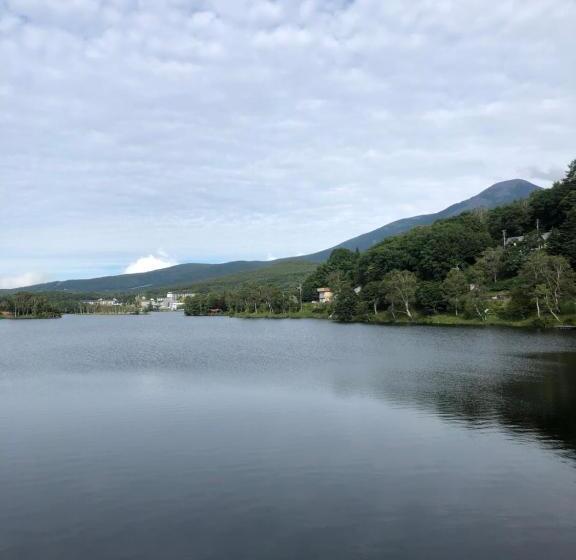 مبيت وإفطار 白樺湖ペンションロック
