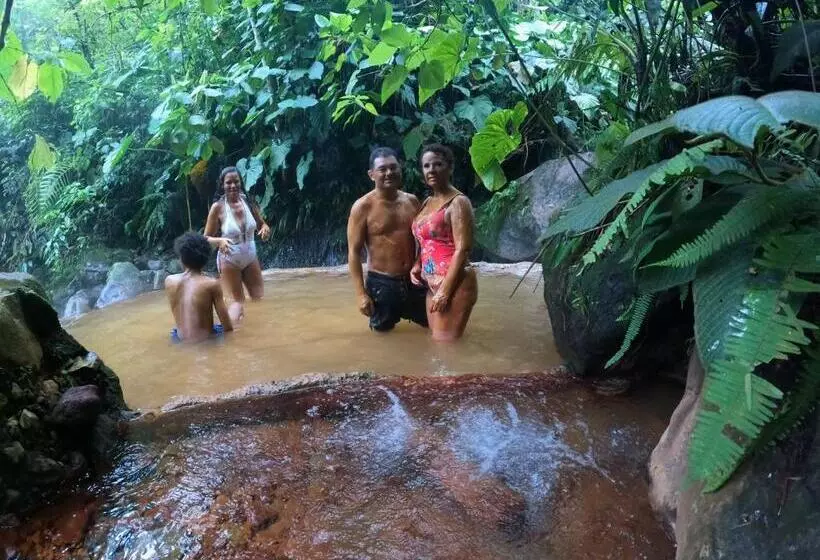 ユースホステル Termales El Escondite