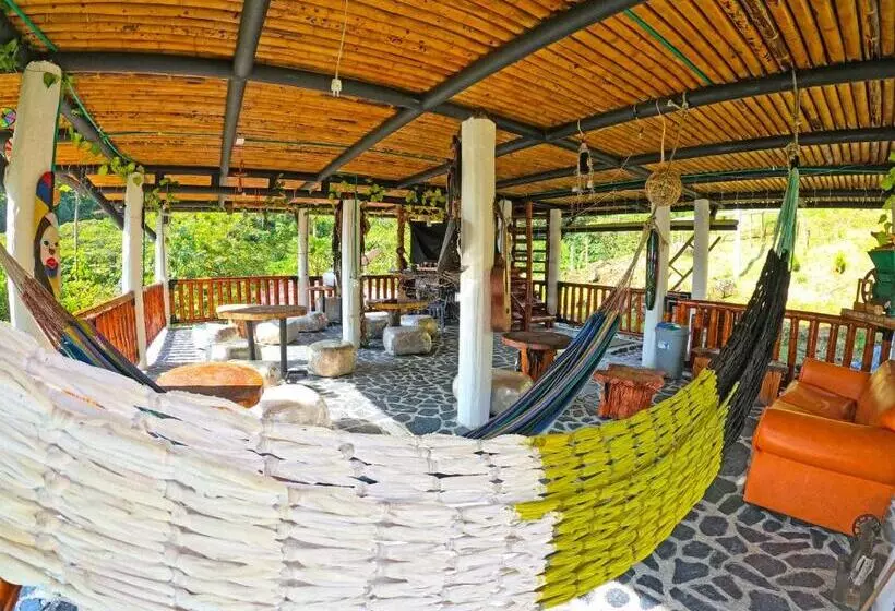 ユースホステル Termales El Escondite