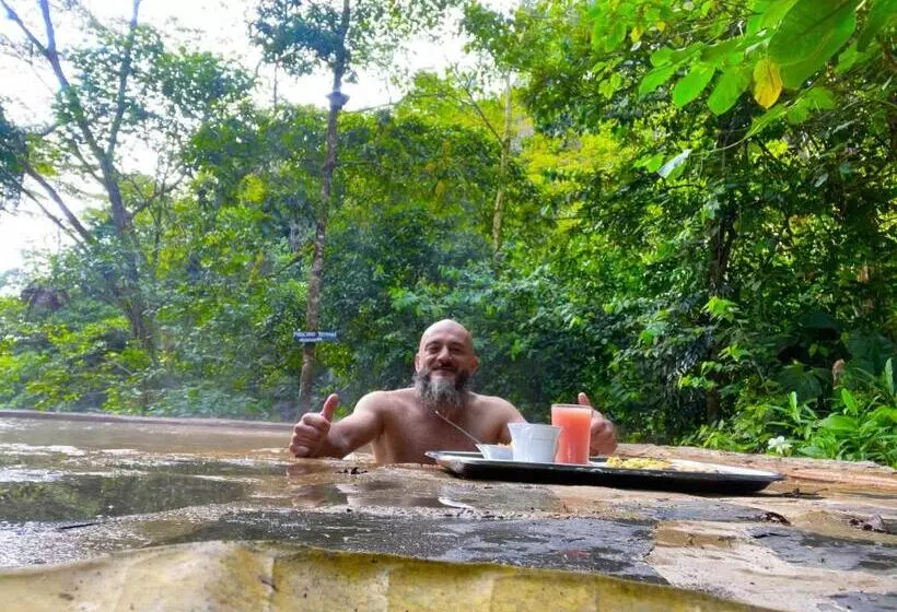 ユースホステル Termales El Escondite