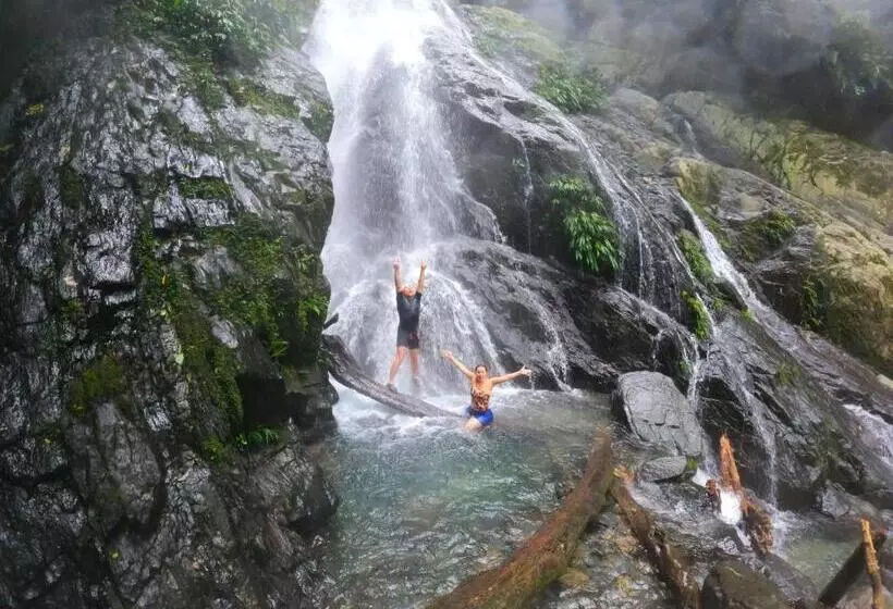 ユースホステル Termales El Escondite