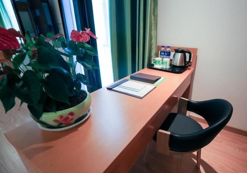 Отель Vatica Hefei Feixi County Southwest Bus Station