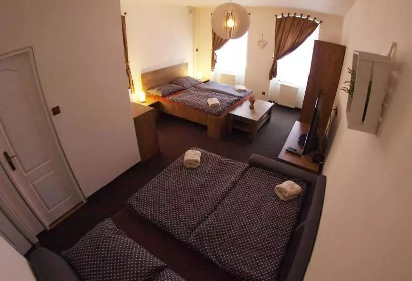 Majatalo Penzion V Horách