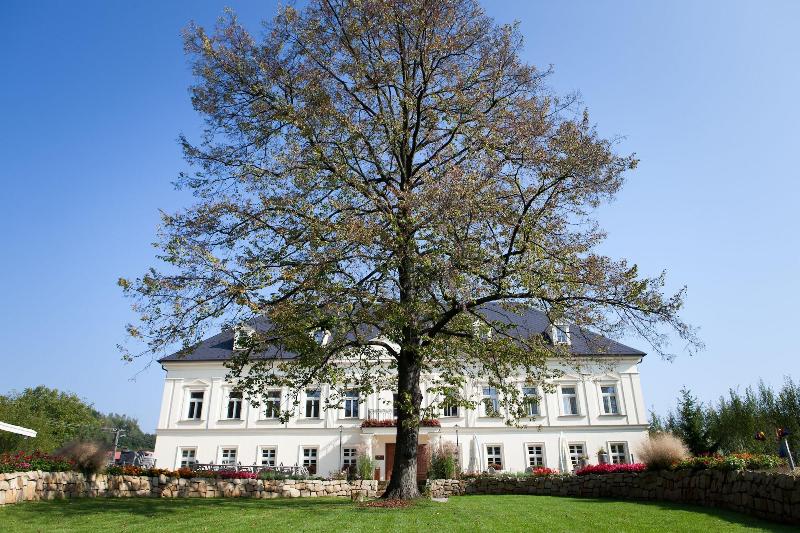 Отель Zámeček Petrovice