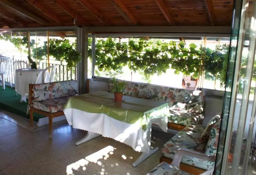 Rose Pension
