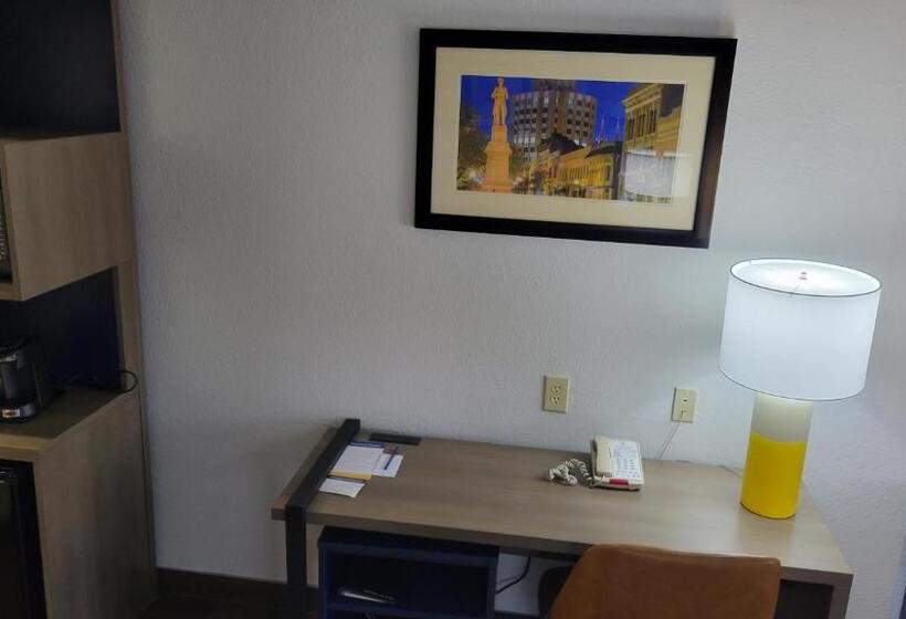 فندق Comfort Suites