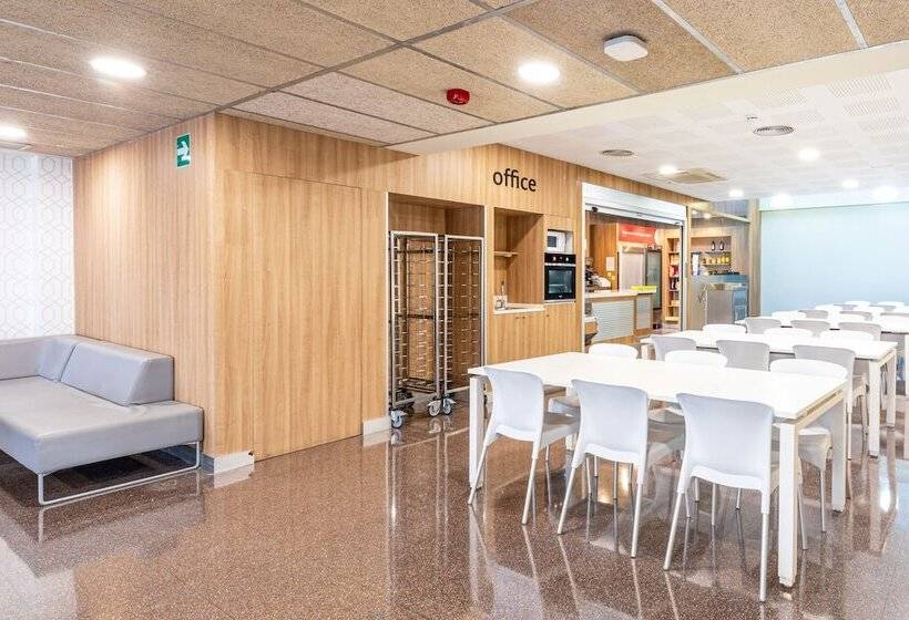 فندق Residencia Universitaria Los Abedules