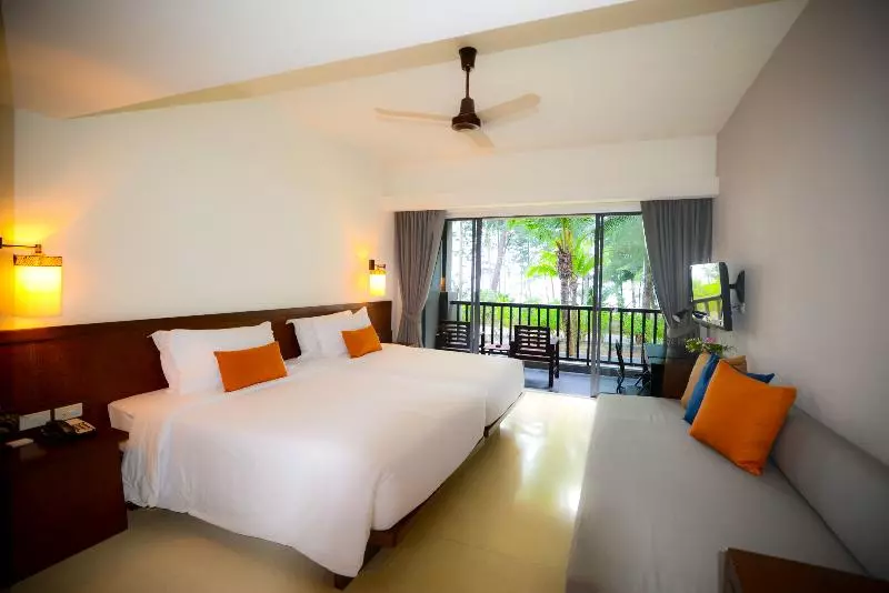 בית מלון כפרי The Grand Southsea Khaolak Beach Resort