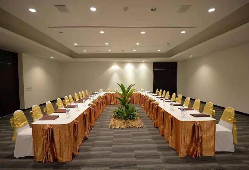 בית מלון כפרי The Grand Southsea Khaolak Beach Resort