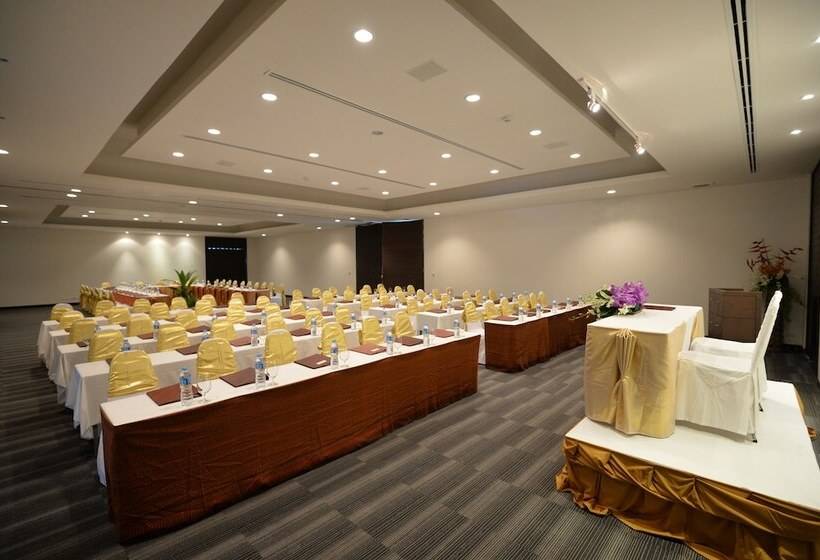 בית מלון כפרי The Grand Southsea Khaolak Beach Resort