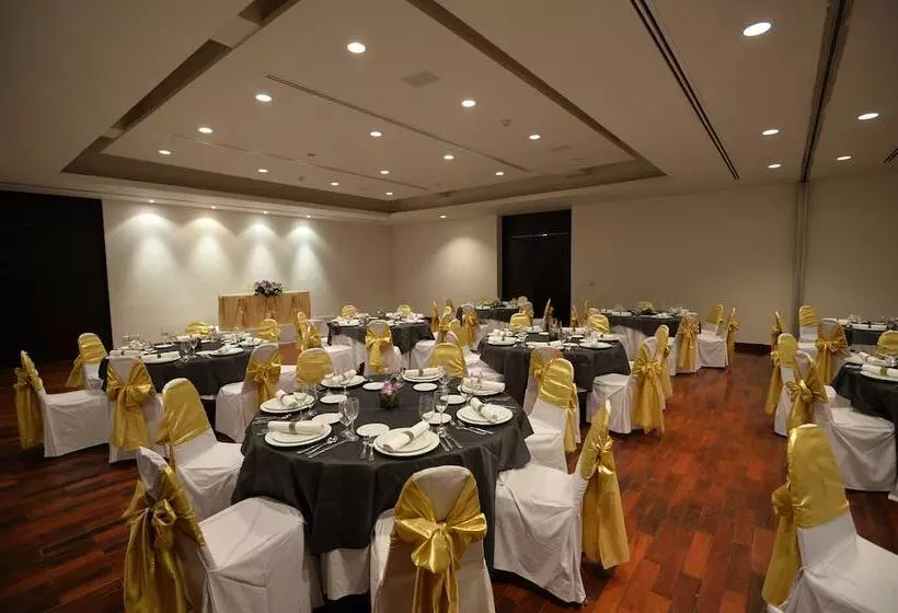 בית מלון כפרי The Grand Southsea Khaolak Beach Resort