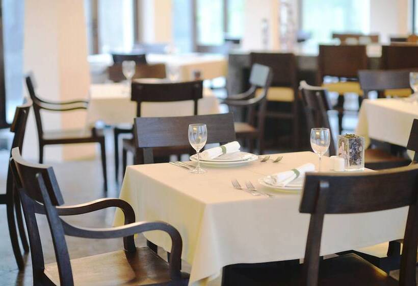 בית מלון כפרי The Grand Southsea Khaolak Beach Resort