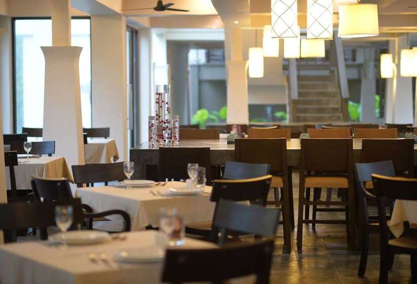 בית מלון כפרי The Grand Southsea Khaolak Beach Resort