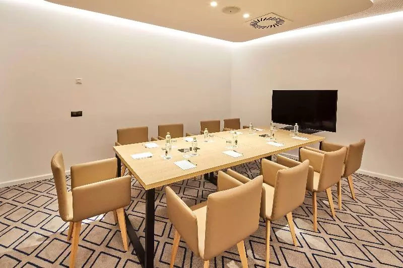 هتل Hampton By Hilton Barcelona Fira Gran Via