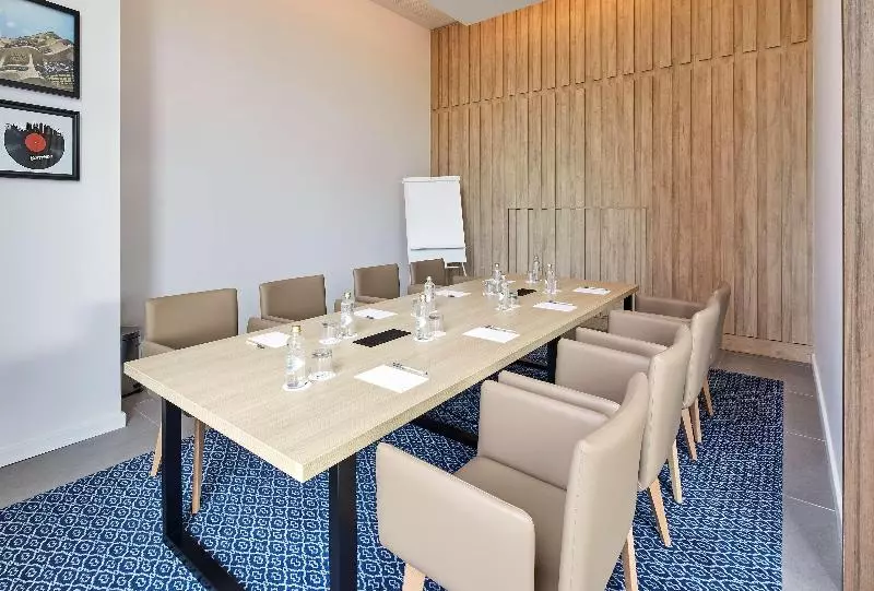 هتل Hampton By Hilton Barcelona Fira Gran Via