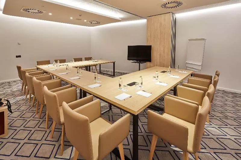 هتل Hampton By Hilton Barcelona Fira Gran Via