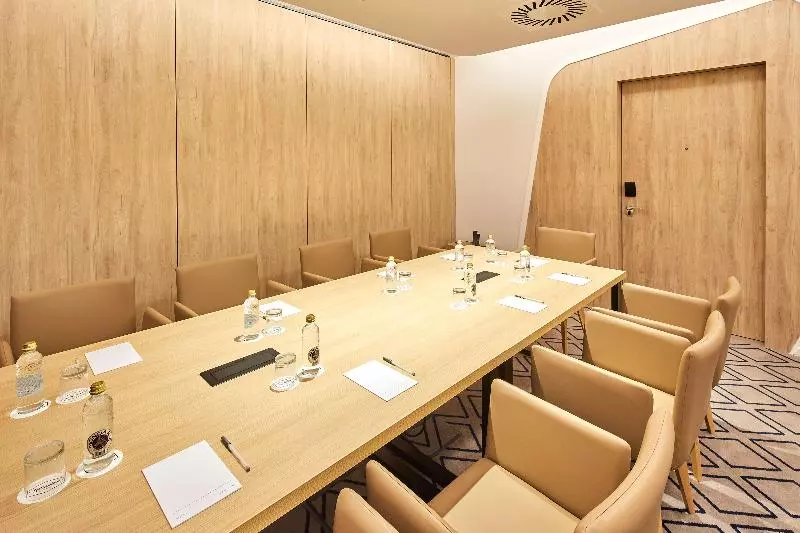 هتل Hampton By Hilton Barcelona Fira Gran Via