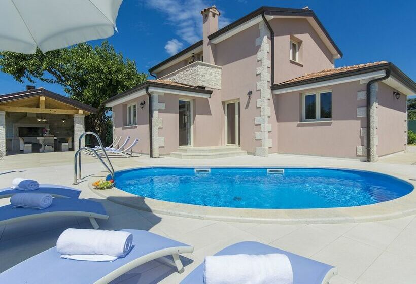 Luxuriously Equipped Villa With Private Pool Offers You An Excellent Vacation