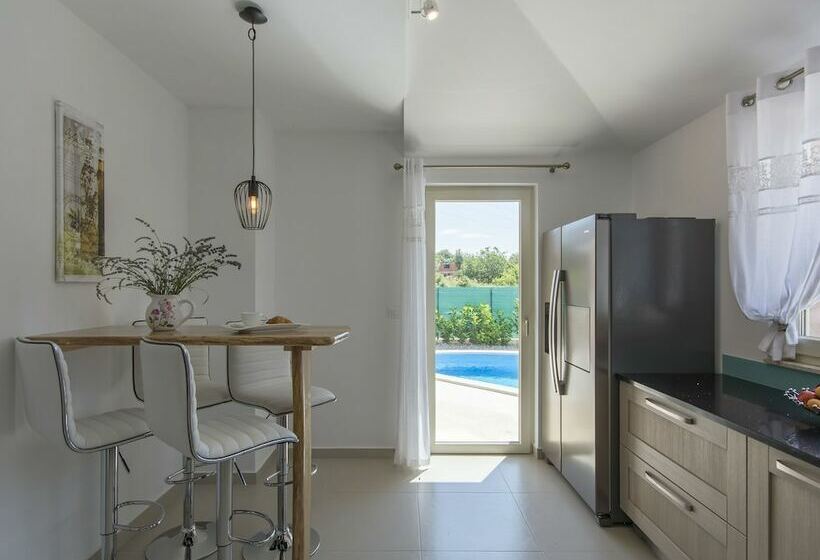 Luxuriously Equipped Villa With Private Pool Offers You An Excellent Vacation