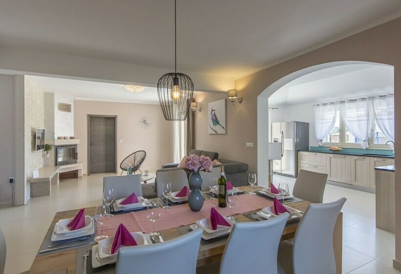 Luxuriously Equipped Villa With Private Pool Offers You An Excellent Vacation