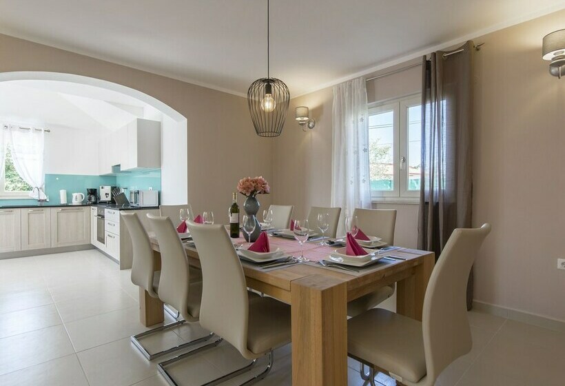 Luxuriously Equipped Villa With Private Pool Offers You An Excellent Vacation