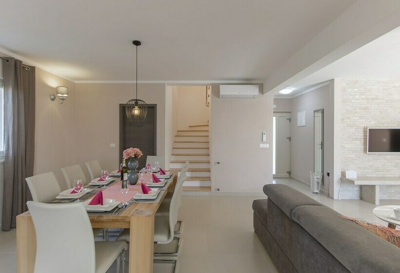 Luxuriously Equipped Villa With Private Pool Offers You An Excellent Vacation