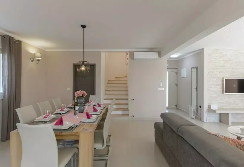 Luxuriously Equipped Villa With Private Pool Offers You An Excellent Vacation