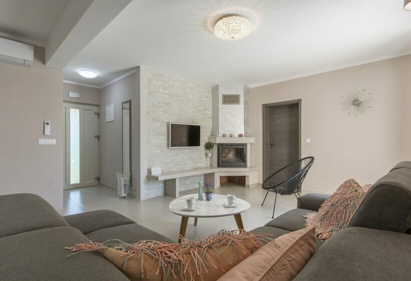 Luxuriously Equipped Villa With Private Pool Offers You An Excellent Vacation