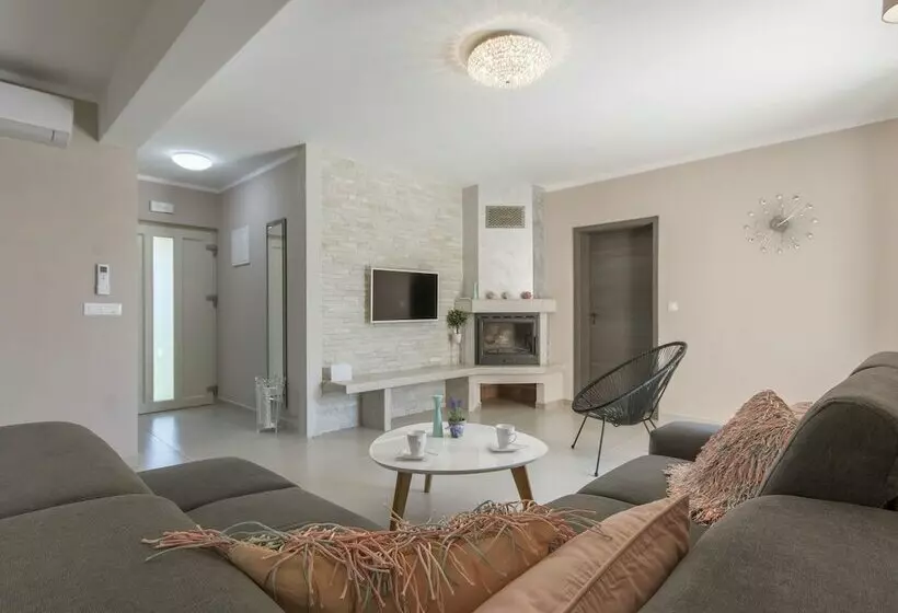 Luxuriously Equipped Villa With Private Pool Offers You An Excellent Vacation