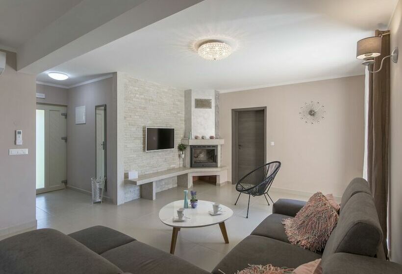 Luxuriously Equipped Villa With Private Pool Offers You An Excellent Vacation