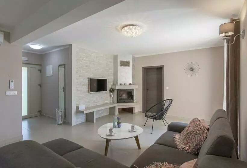 Luxuriously Equipped Villa With Private Pool Offers You An Excellent Vacation