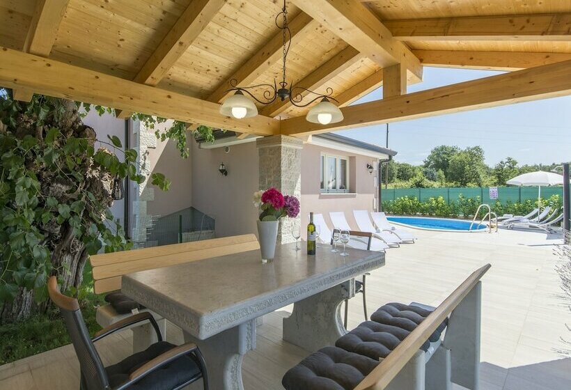 Luxuriously Equipped Villa With Private Pool Offers You An Excellent Vacation